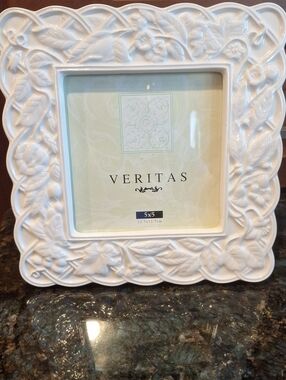 Veritas White Ceramic Embossed Floral Picture Frame